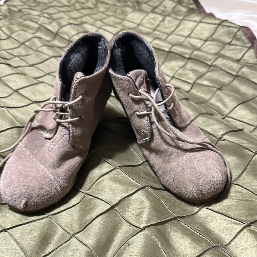 Toms Wedge Heel Lace Up Round Toe Suede Aztec lined Booties